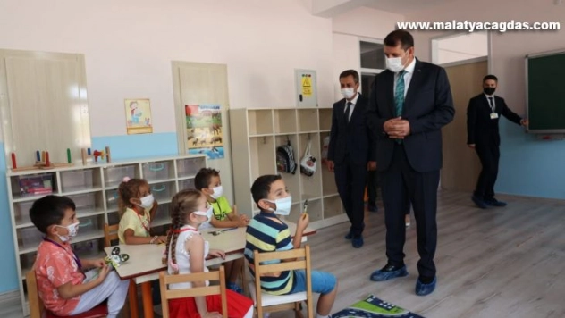 Vali minik öğrencilerin heyecanına ortak oldu