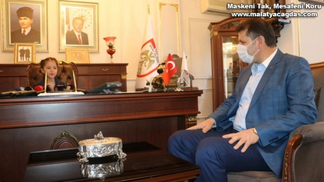 Vali'nin koltuğuna oturan çocuklardan anlamlı talimat