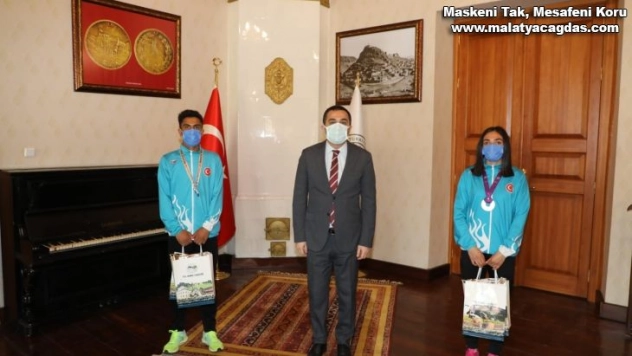 Vali Öksüz, Milli atletleri makamında kabul etti