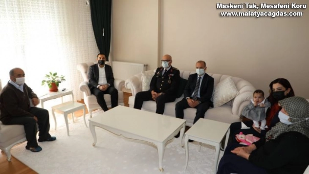 Vali Öksüz şehit ailelerine bayramda yalnız bırakmadı