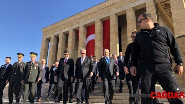 Vali Şahin Ankara'nın başkent oluşunun yıl dönümünde Anıtkabir'i ziyaret etti