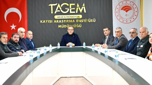 Vali Yavuz, Kayısı Araştırma Enstitüsü'nde İncelemelerde Bulundu