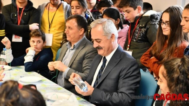 Vali Seymenoğlu, misafir öğrencilerle şehitlerin ismi yazan kuş yemliği yaptı