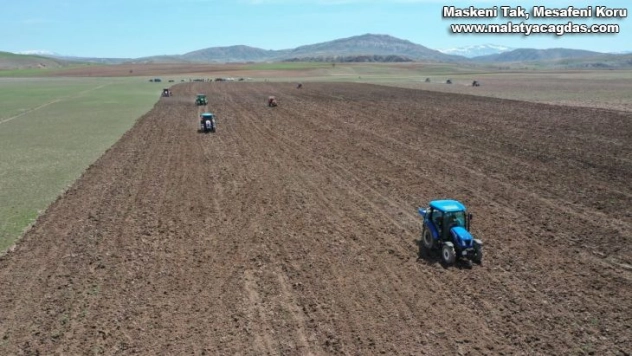 Vali traktöre bindi, yem bitkisi tohumu ekti