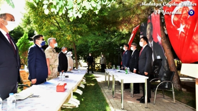 Vali Baruş, Kuluncak İlçesinde Muhtarlarla Toplantı Düzenledi