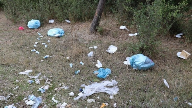 Vali ve Belediye başkanı çocuklar ile birlikte çöp topladı