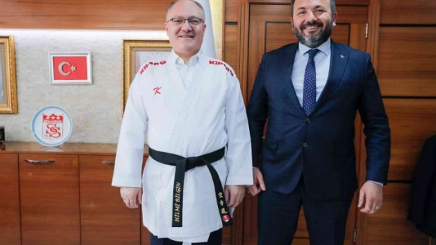 Vali ve Belediye Başkanı karate kıyafeti giydi