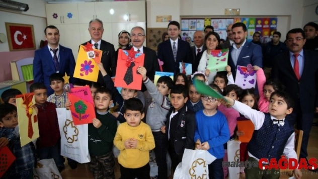 Vali Yaman, öğrencilerin karne heyecanına ortak oldu