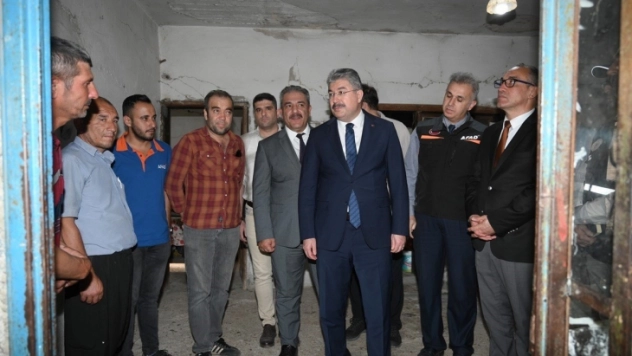 Vali Yılmaz, depremde zarar gören evlerde incelemelerde bulundu