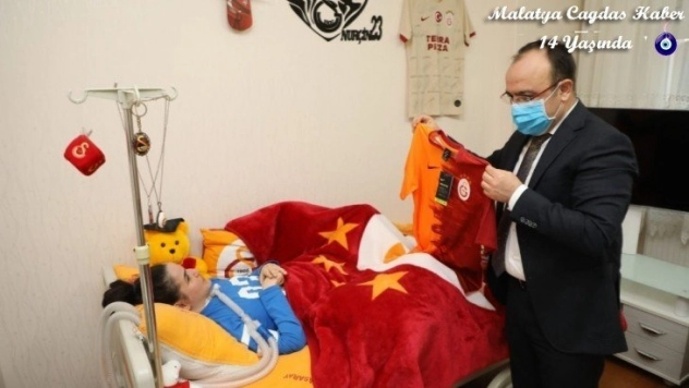 Vali Yırık, kas hastası Nurçin'e forma hediye etti