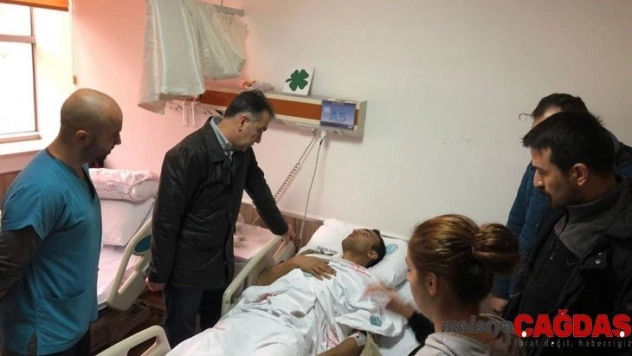 Valisi Çağatay, kaza geçiren askerleri hastanede ziyaret etti