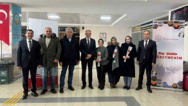 Van'a yeni atanan öğretmenler güllerle karşılandı