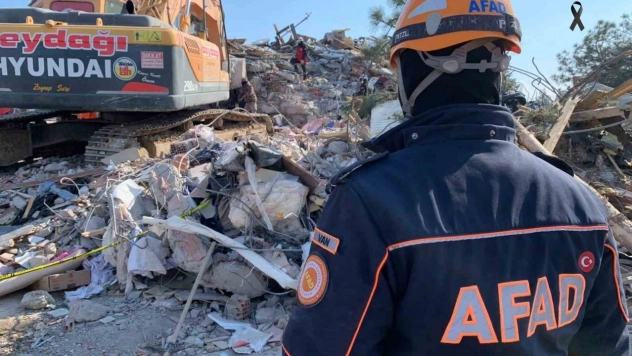 Van AFAD ekipleri enkaz altında sıkışan kediyi kurtardı