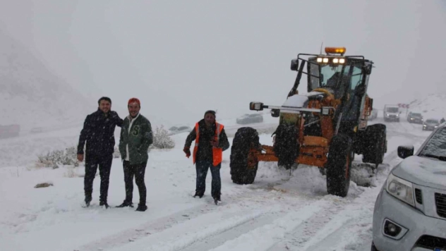 Van-Bahçesaray yolu ulaşıma kapandı, onlarca araç mahsur kaldı