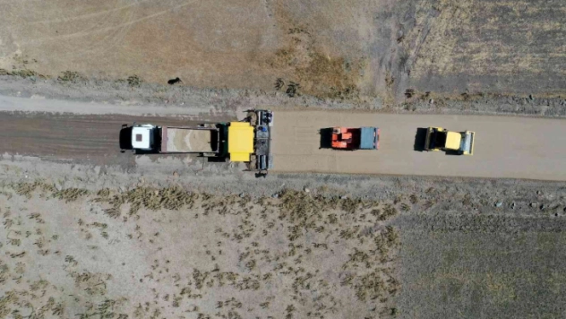 Van Büyükşehir Belediyesinden Çaldıran'a 13.5 kilometre beton yol