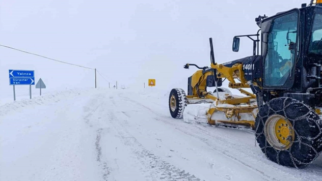 Van'da 141 yerleşim yerinin yolu kapandı