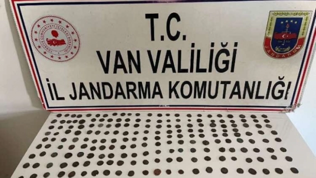 Van'da 197 adet bronz sikke ele geçirildi