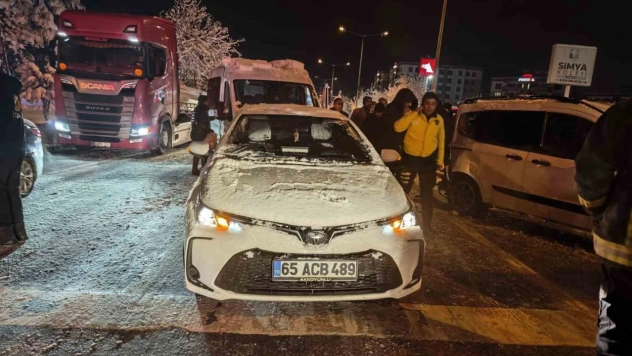 Van'da 4 aracın karıştığı kazada 4 kişi yaralandı