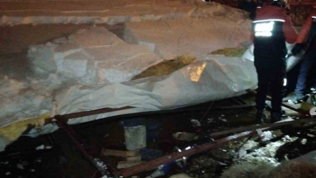 Van'da ahır çöktü, 5 küçükbaş hayvan telef oldu