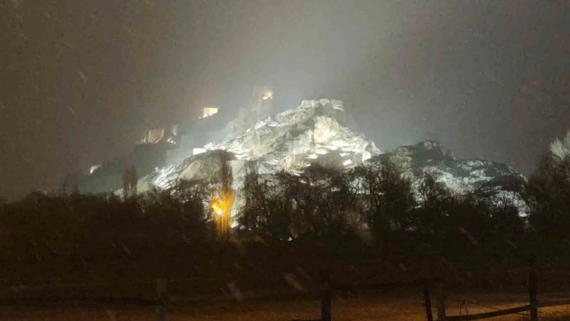 Van'da beklenen kar geldi: Kent merkezi beyaza büründü