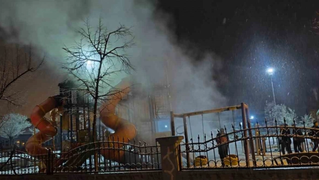 Van'da çocuk parkını yaktılar