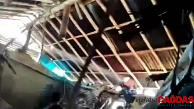 Van'da çöken ahırın altında kalan 22 küçükbaş hayvan kurtarıldı