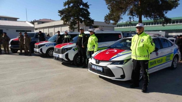 Van'da emniyet bünyesine alınan yeni araçlar törenle teslim edildi