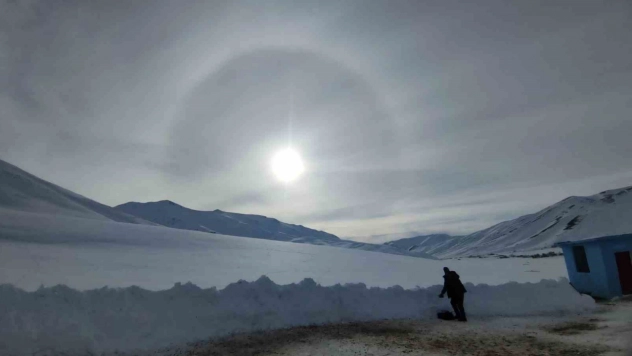 Van'da güneşin etrafını saran hale görsel şölen oluşturdu