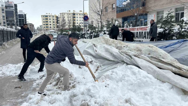 İşten çıkarılan işçilerin eylem çadırı kar yağışı nedeniyle çöktü