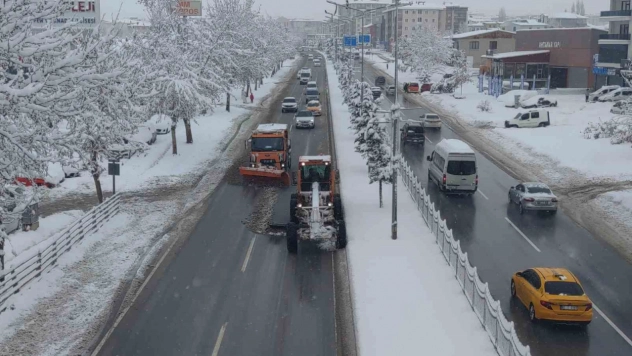 Van'da kar yağışı hayatı olumsuz etkiliyor
