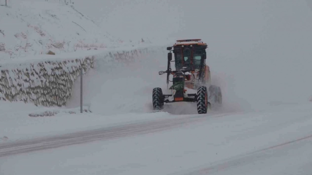 Van'da kardan dolayı kapanan 287 yoldan 89'u açıldı