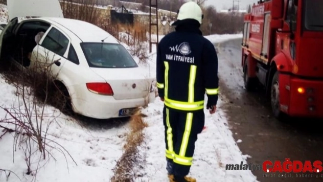 Van'da kaza yapan otomobilde yangın çıktı