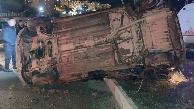 Van'da otomobil takla attı: 2 yaralı