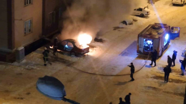 Van'da park halindeki otomobil alev alev yandı