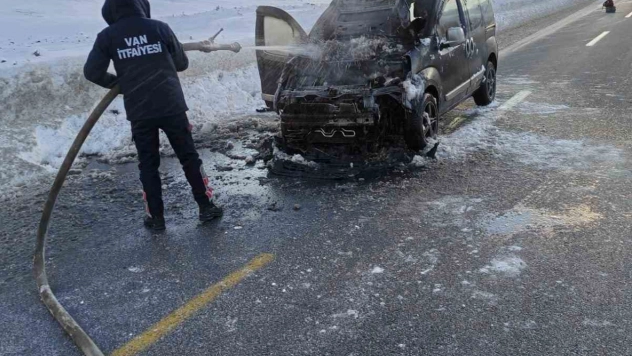 Van'da seyir halindeki kamyonet yandı
