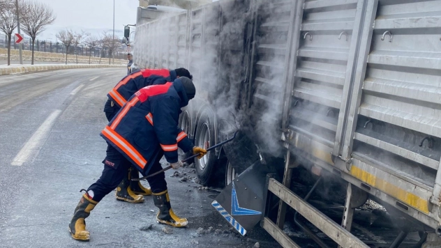 Van'da seyir halindeki tırın lastikleri yandı