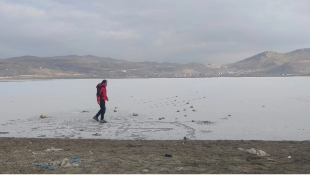 Van'da Sibirya soğukları: Sıhke Göleti'nin yüzeyi buz tuttu