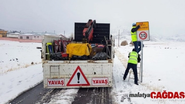 Van'da trafik levhası çalışması