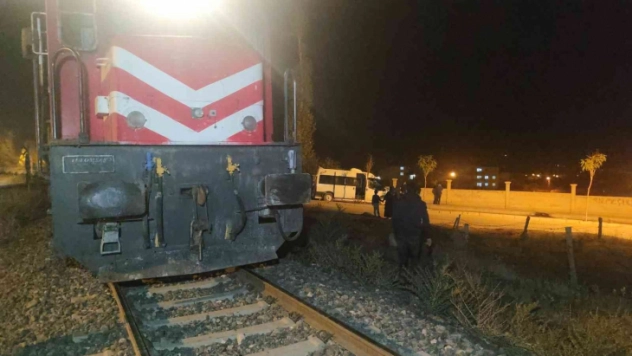 Van'da tren hemzemin geçitte minibüse çarptı