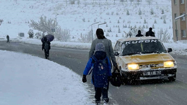 Uçak seferleri rötar yaptı