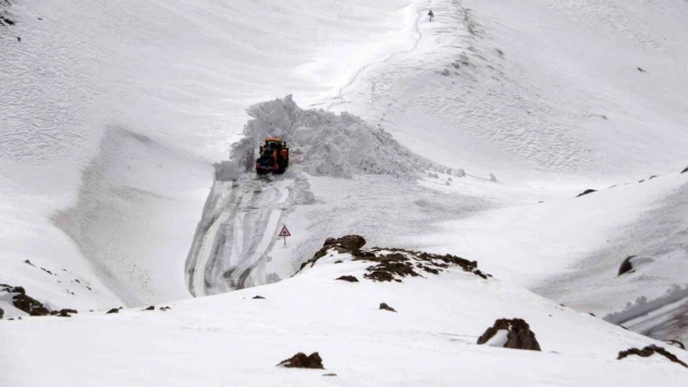 Van'da yoğun kar yağışı ve eğimli alanlar çığ riskini artırıyor