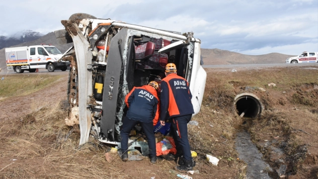Van'da yolcu midibüsünün devrilmesi sonucu 27 kişi yaralandı