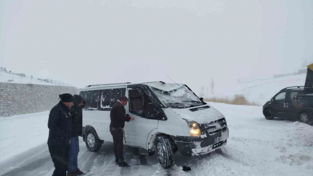 Van'da yoldan çıkan minibus kara saplandı