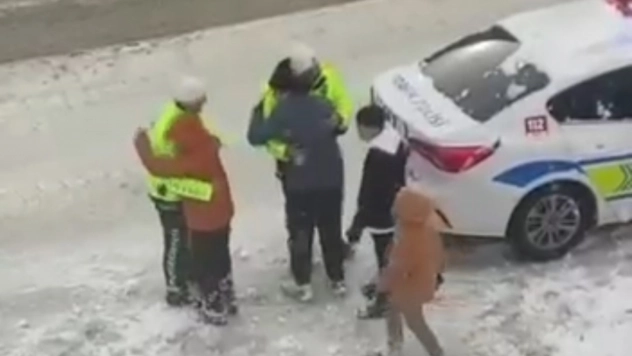 Van'da yürekleri ısıtan görüntüler: Trafik polisleri çocuklarla kartopu oynadı