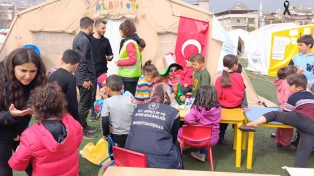 Van Gençlik ve Spor İl Müdürlüğü personeli deprem bölgesinde yaraları sarıyor
