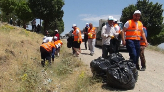 Van Gölü'nün Tatvan sahilinde çöp toplama kampanyası
