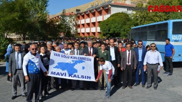 Van Gölü sahilinde temizlik çalışması