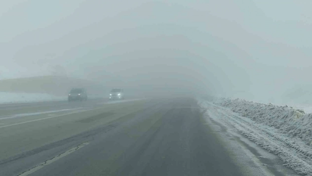 Van-Özalp kara yolunda sis görüş mesafesini düşürdü