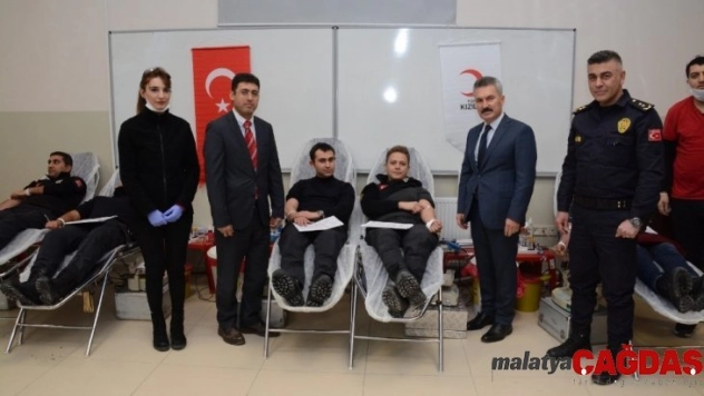 Van polisinden Kızılay'a kan bağışı