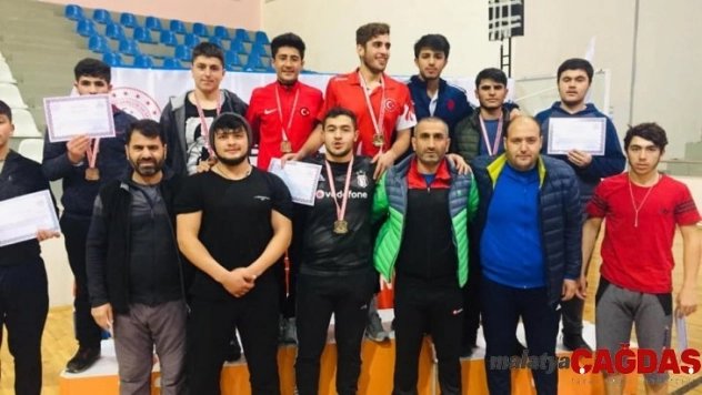 Vanlı güreşçiler Bingöl'den 8 madalyayla döndüler